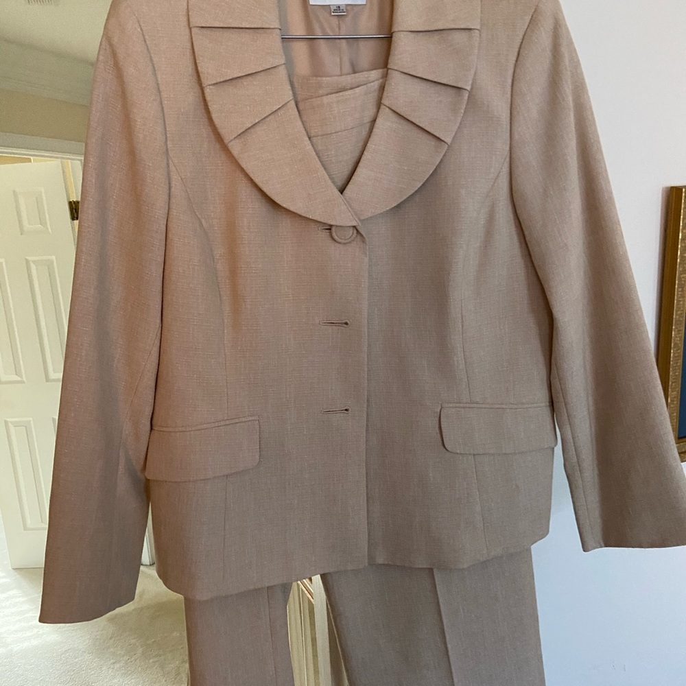 Women’s 2 piece Lesuit pantsuit